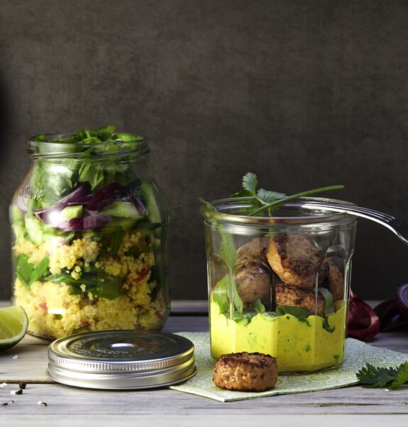 Couscous-Salat und vegane Frikadellen auf Kokos-Curry-Schaum