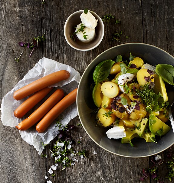 Kartoffel-Avocado-Salat mit vegetarischen Würstchen