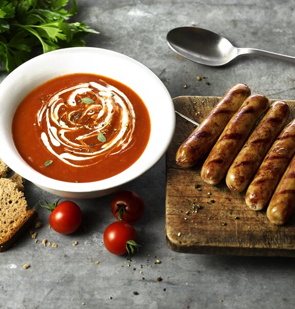 Pikante Sangrita Tomatensuppe mit veganen Rostbratwürstchen