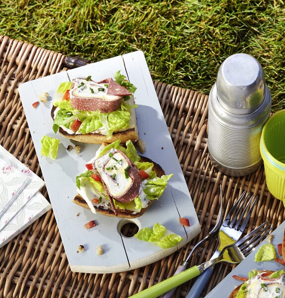 Roulade von veganer Salami auf Ciabatta | Rügenwalder Mühle
