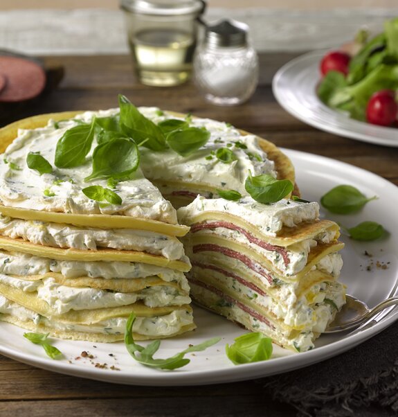 Würzige Pfannkuchen-Torte mit veganer Salami