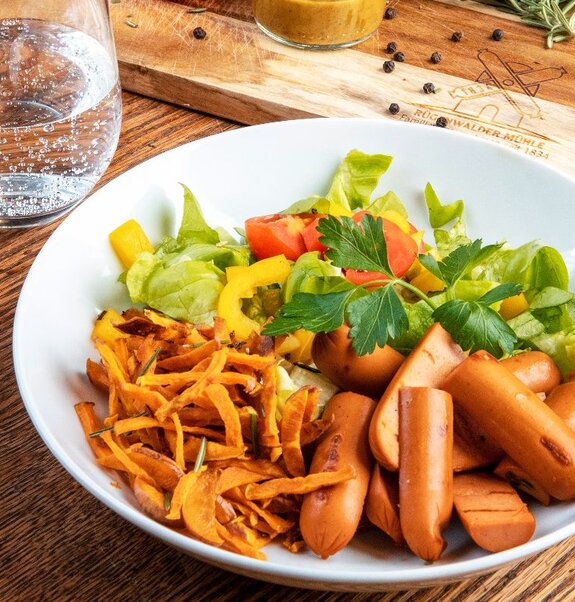 Süßkartoffel-Pommes mit Würstchen und Salat | Rügenwalder Mühle