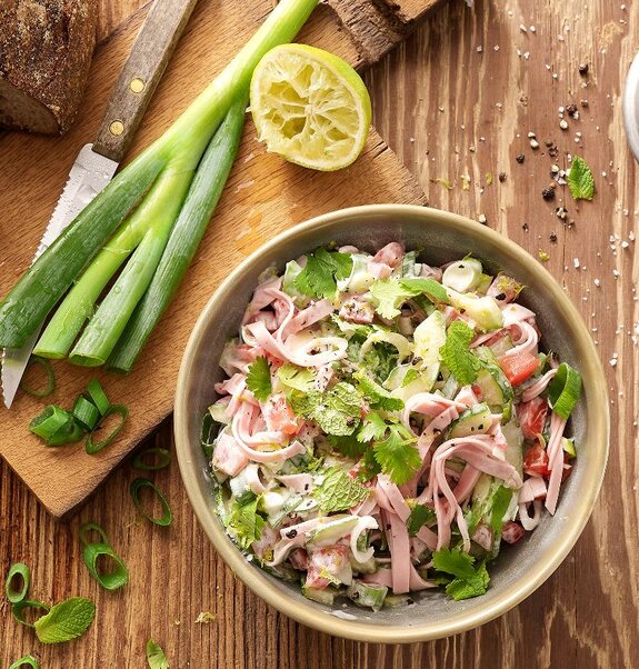 Sommerlicher Salat mit Mortadella und Limette