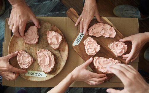 Rügenwalder Mühle Fernseh-Spot Werbung, Teller mit Vegan und Fleisch Varianten. Am besten schmeckt's wenn's allen schmeckt